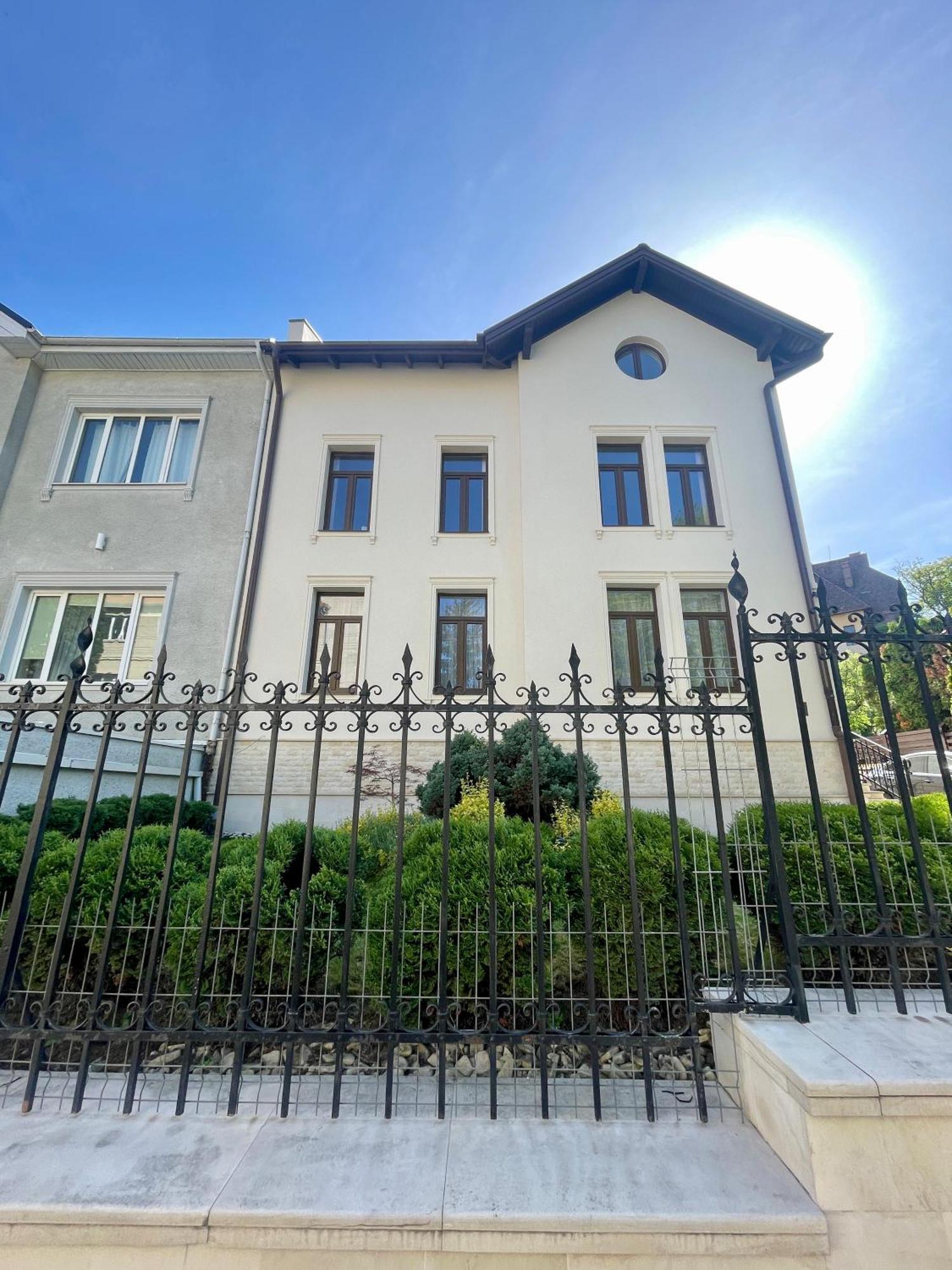 Enjoy Apartments - Spacious Retreat In Our Villa Cluj-Napoca Buitenkant foto